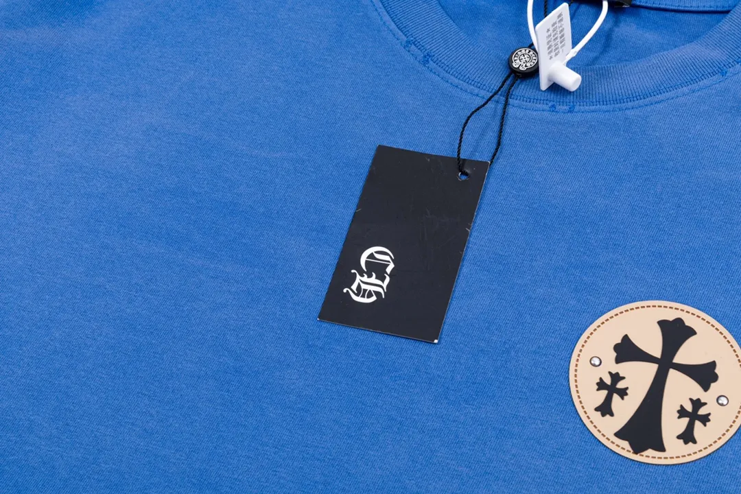 P220 CHROME HEARTS LoGo is fashionable and elegant, with dropped shoulders. The fabric is made of 26s double-yarn combed cotton compact spinning yarn with a weight of 280. It is matched with 1*1 Salona rib. The fabric is fermented and has a loose fit. Color: blue (washed with holes) size: S～XXL